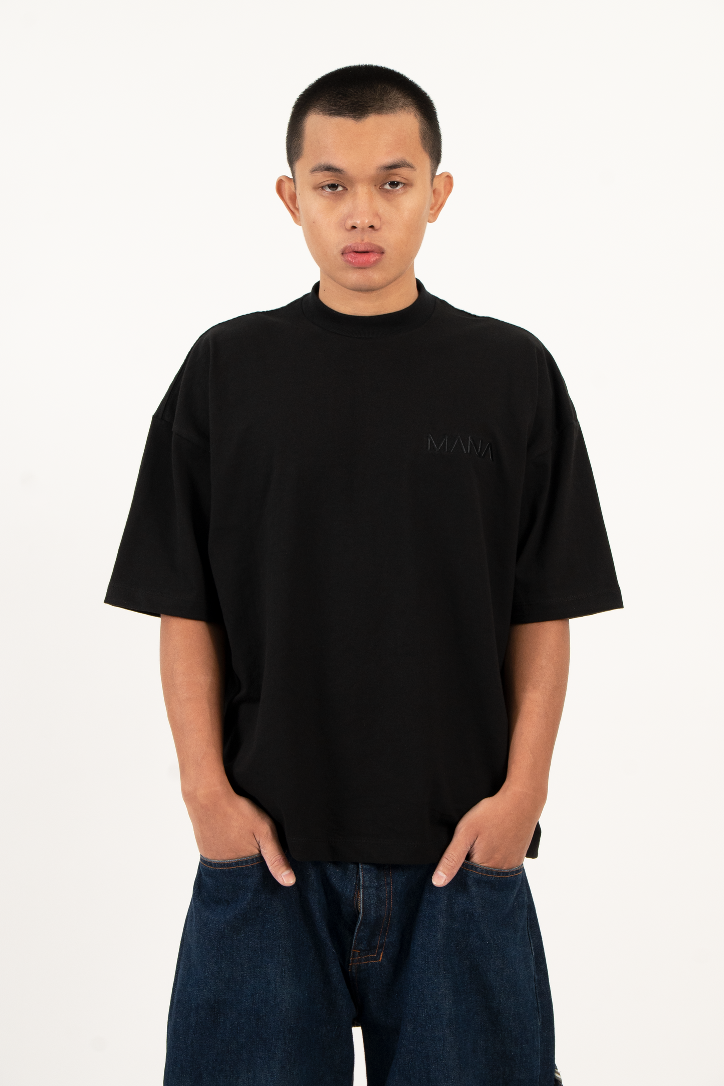 BLACK SIGNATURE TEE IN DARK
