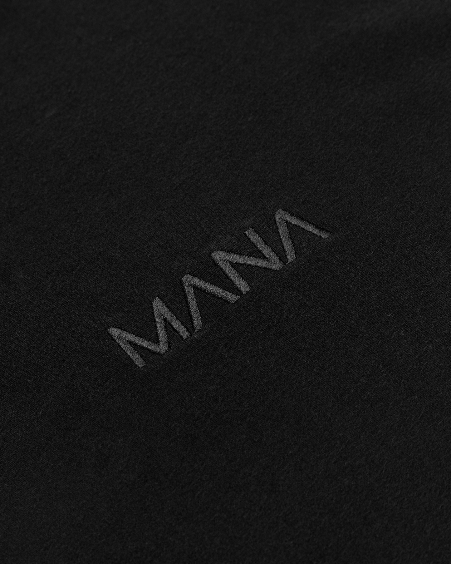 BLACK SIGNATURE TEE IN DARK